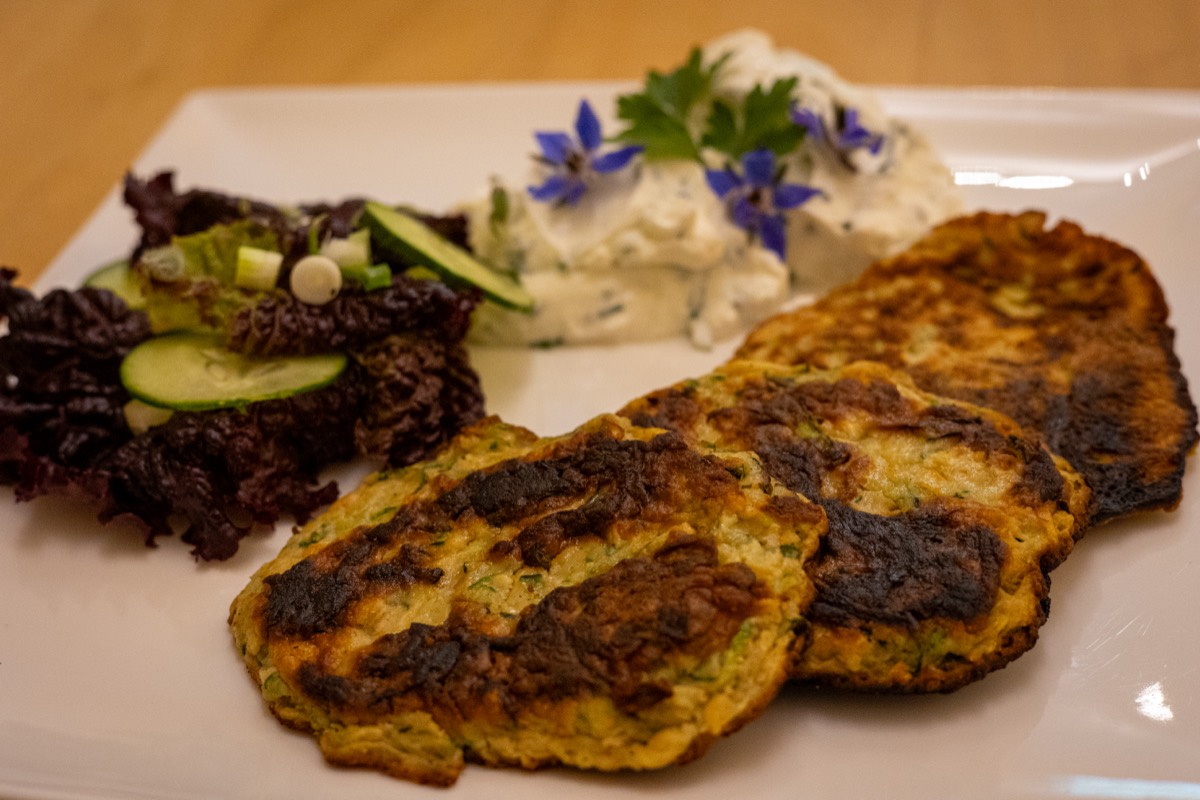 Knusprige Zucchinitaler